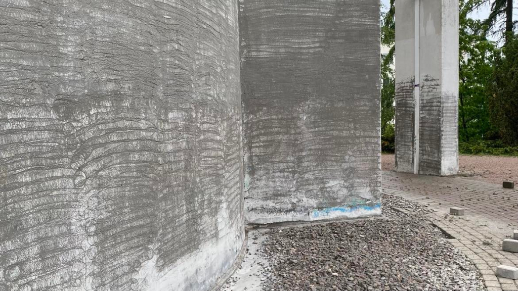 Vesitornin juuren pintaremonttia kesällä 2022