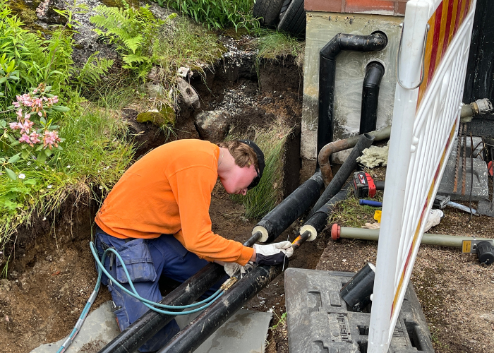 Putkien liitostöitä.