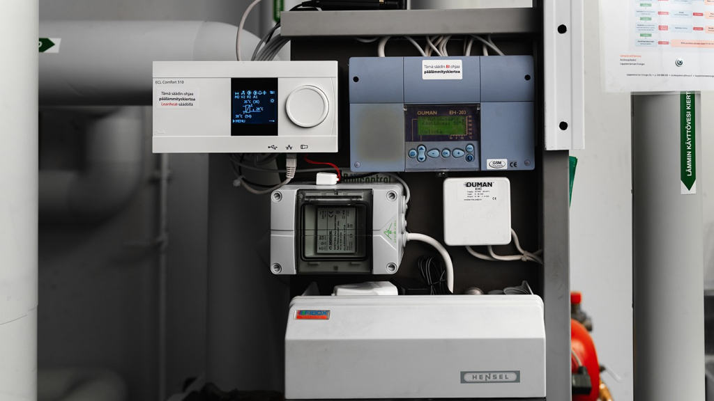 Kaukolämmön kysyntäjouston automatiikkalaitteistoa