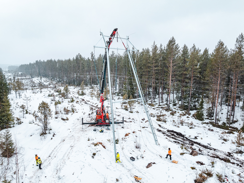 Suurjännitepylvään nosto Hytti-Raipossa 2024