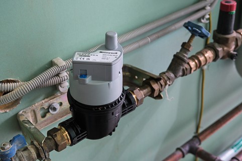 Etäluettava vesimittari asennettuna - Lappeenrannan Energia