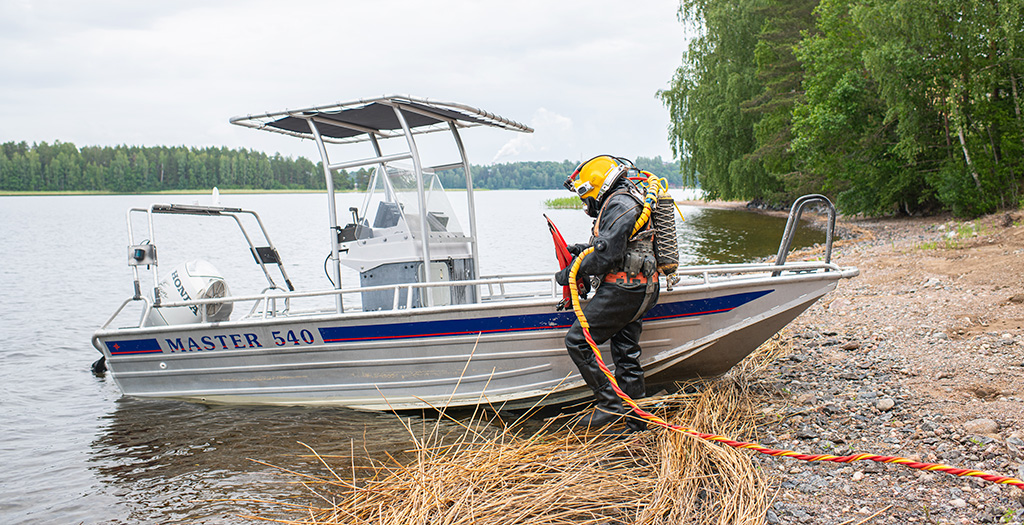 Sukeltajien merkkinä toimii vene