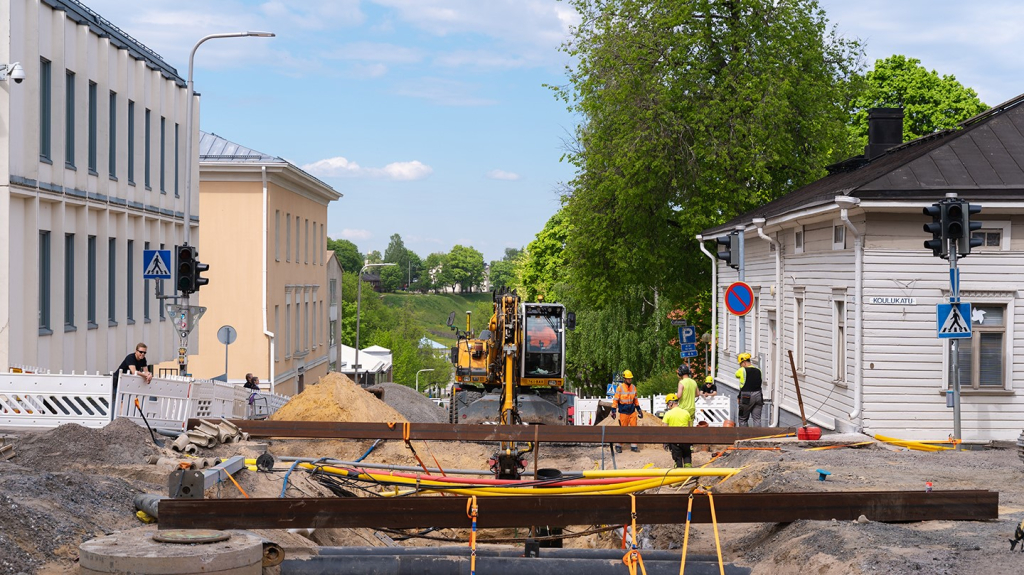 Koulukadun työmaa kiinnostaa ohikulkijoita.
