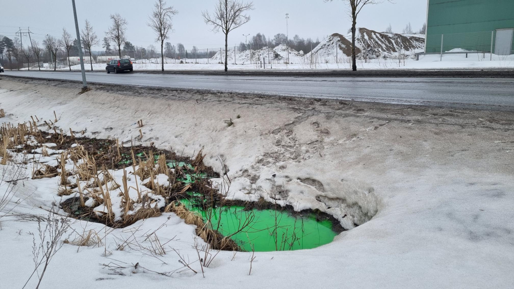 Vihreää vettä Myllymäenkadun varrella olevassa ojassa.