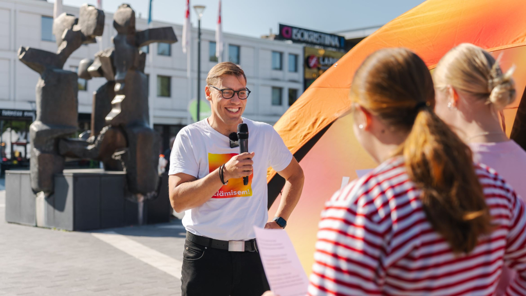 Nuoret tenttaavat toimitusjohtajaa tapahtumassa.