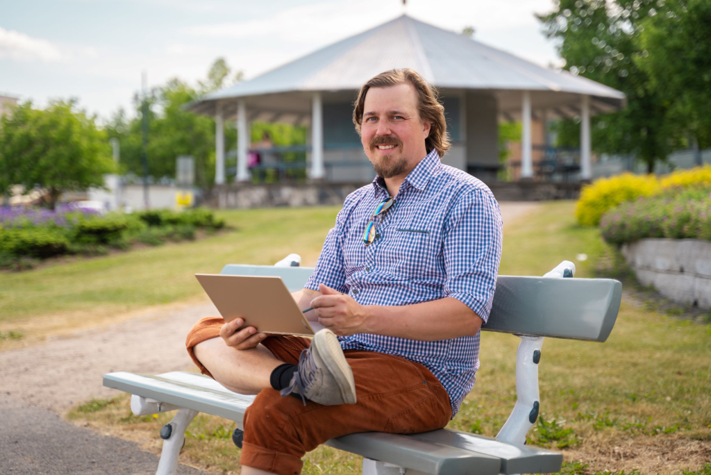 Sami Pesonen esittelee Energian sähköisiä palvelukanavia tabletilta