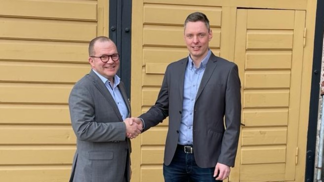 Selenius ja Österberg kättelivät yhteistyösopimuksen sinetöinniksi.