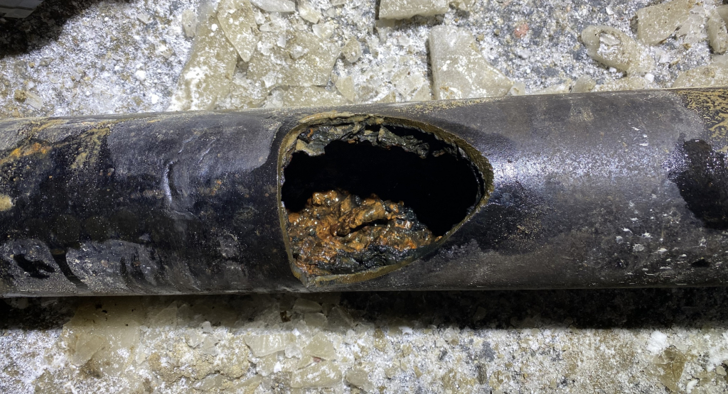 Reikä vesijohtoputkessa