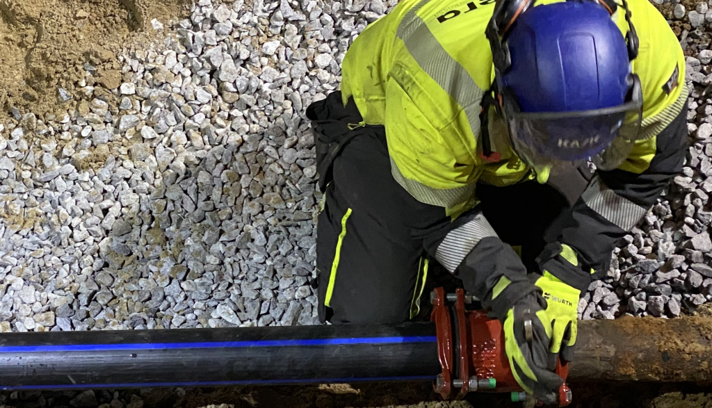 Vesiputkea korjataan