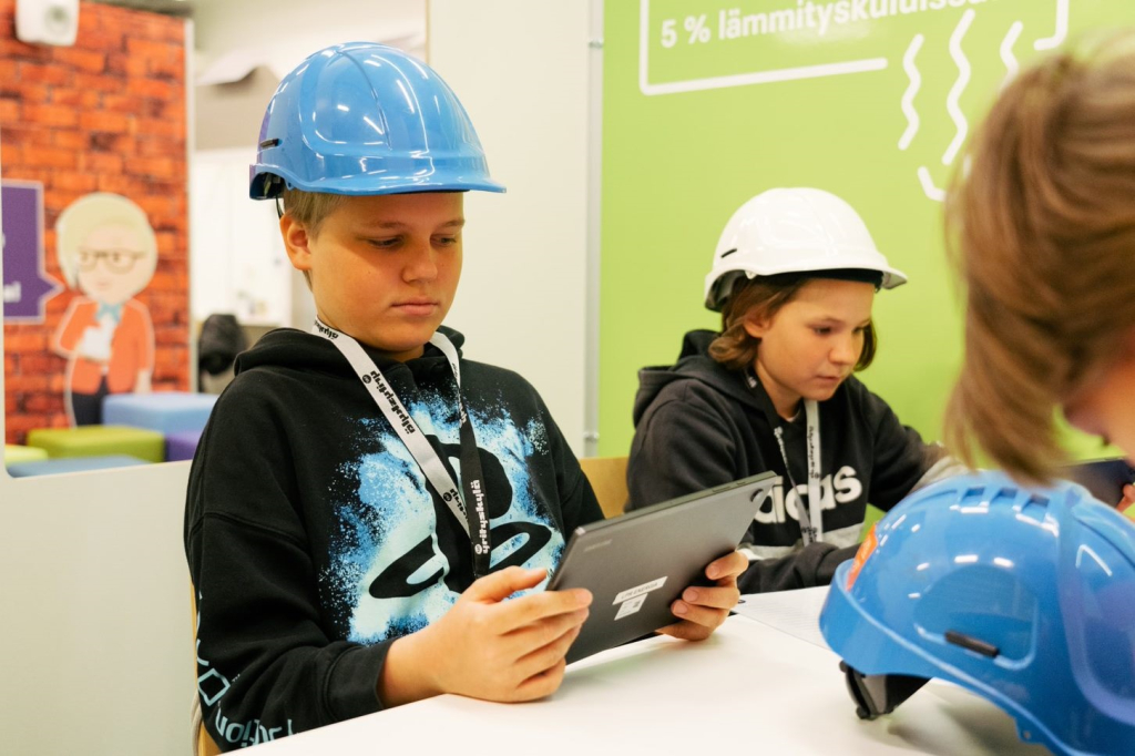 Yrityskylässä opitaan sähköstä ja vedestä.