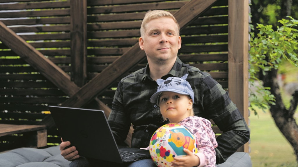 Isännöitsijä Tuisku ja lapsi pihalla tutkailemassa tietokonetta