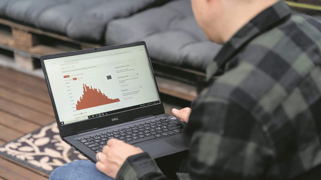 IsännöitsijaTuisku tutkailee MinunEnergiaa netistä