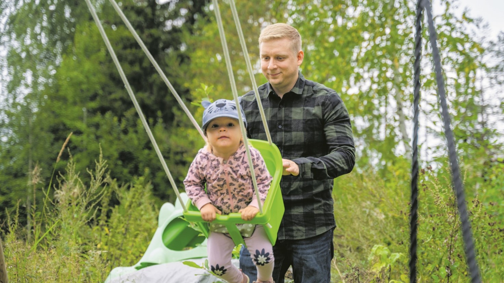 Isännöitsijä Tuisku keinuttaa lasta puistossa