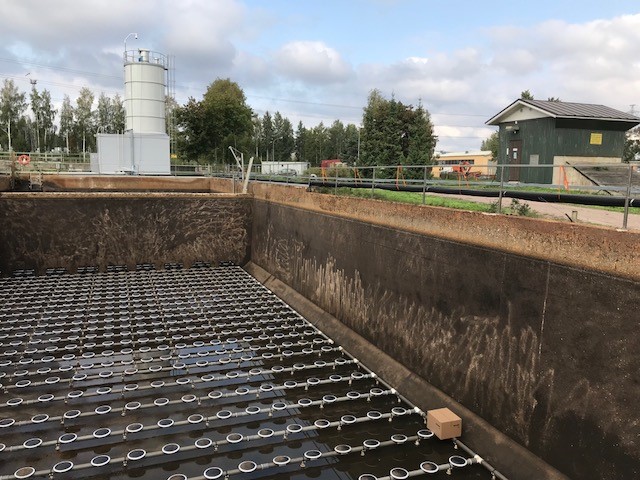 Lappeenrannan Lämpövoiman Toikansuon jätevedenpuhdistamon ilmastusaltaita huolletaan.