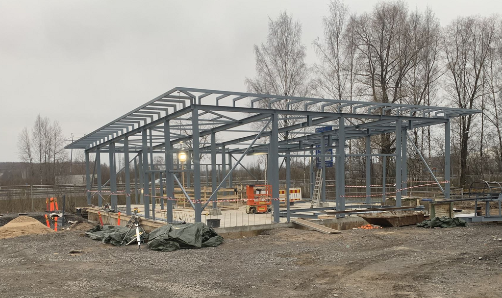 Toikansuon jätevedenpuhdistamon uuden puhdistusprosessin rakennuksen runko näkyy kuutostielle.