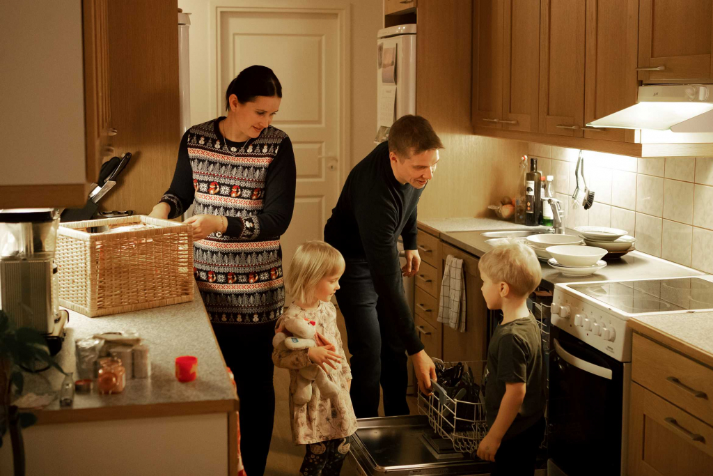 vältä sähkökatkot ja säästä energiaa - perhe keittiössä