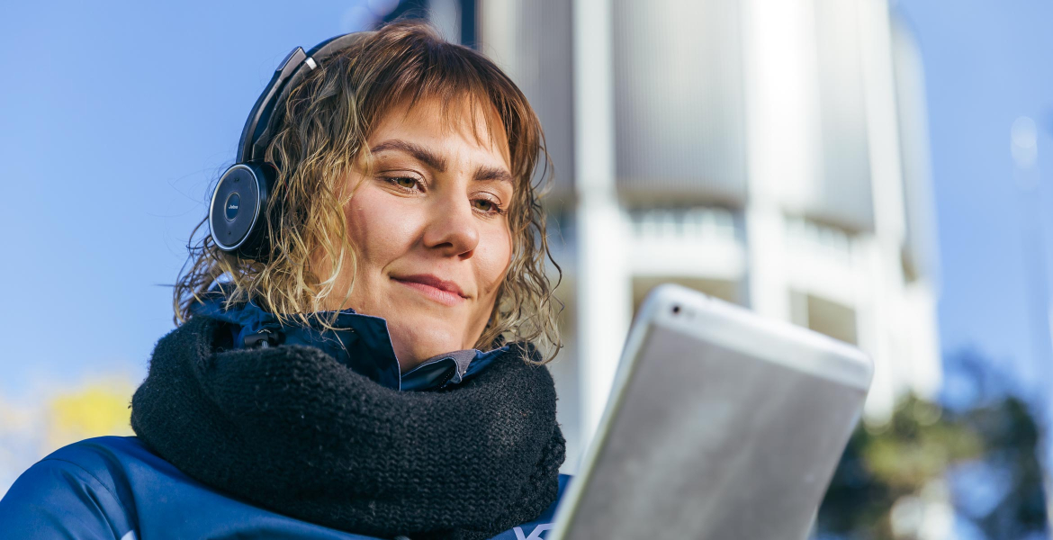 Asiakasneuvoja hoitaa asiakaspuhelua etätöissä.