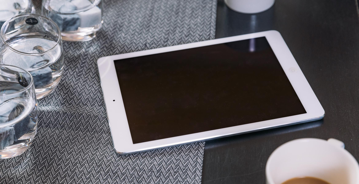 Kuvituskuvassa tabletilla ei ole sähköä.