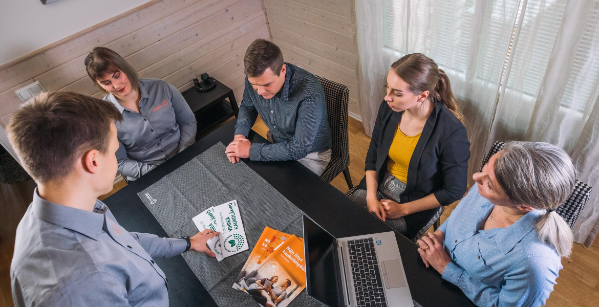 Sähköpulasta yrityksille - kuvituskuvassa työpaikan kokous.