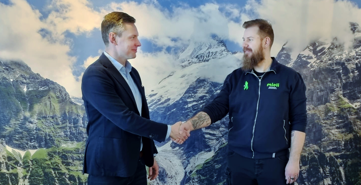 Kaukon päivän lahjoitus, kuvassa Jussi Selenius ja Juho Heikka