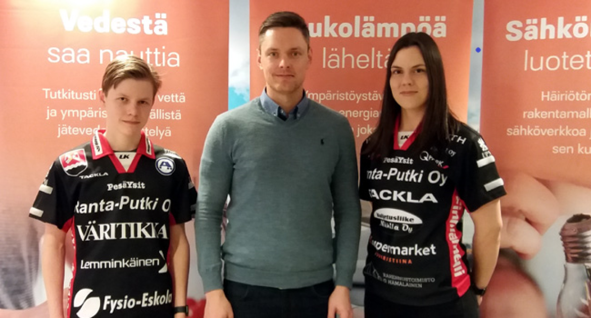 Lappeenrannan Energian asiakkuusjohtaja Jussi Selenius ja Pesä Ysien pelaajia yhteiskuvassa.