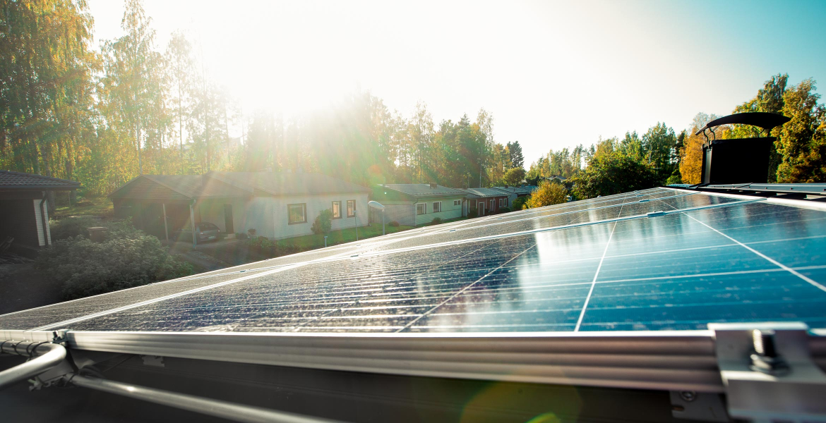 Aurinkovoimalla säästöä sähkön kustannuksiin.