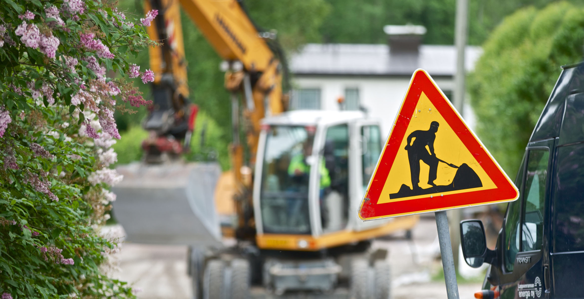 Kaapelinäytöllä vältetään vahingot kaivutöissä varmistamalla kaapeleiden, putkien ja viemäreiden sijainti. 
