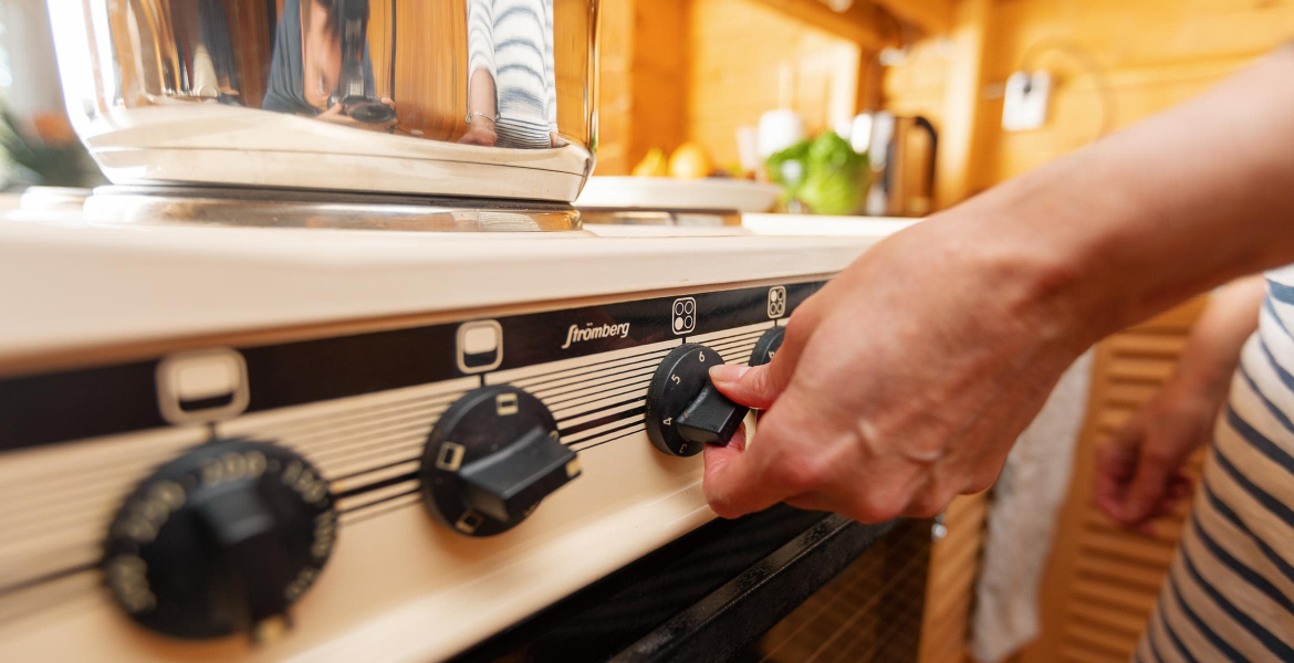 Näin suojaat kotisi sähköpalon riskiltä.