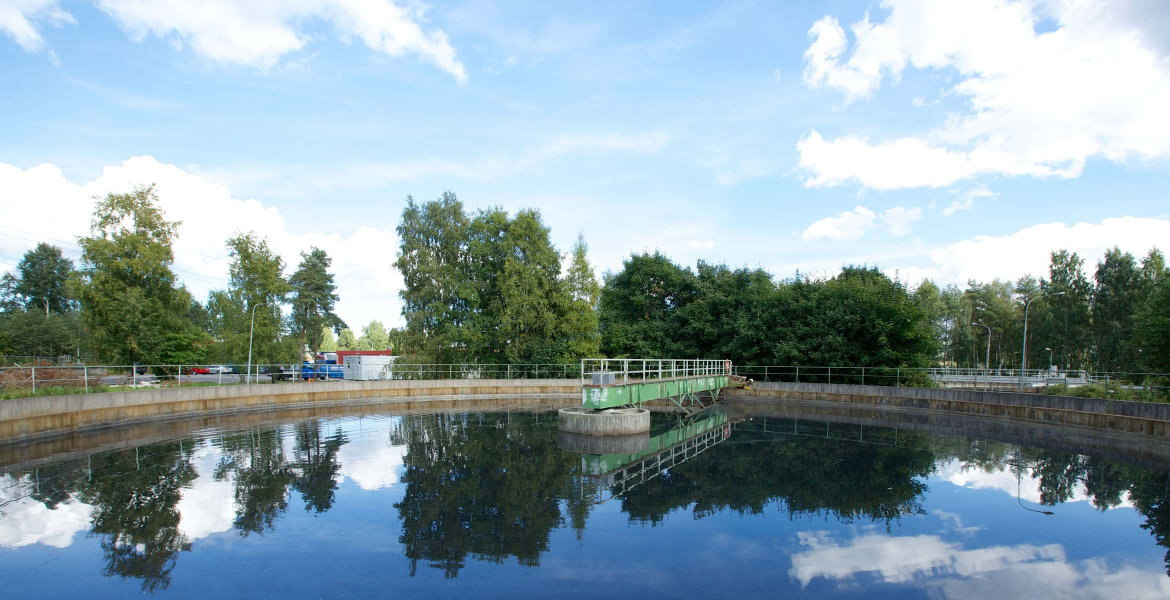 Kesä Toikansuon jätevedenpuhdistamolla on työntäyteistä aikaa vuosihuoltojen ja puhtaamman ympäristön puolesta.