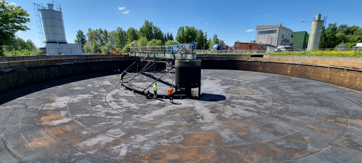 Toikansuolla kesähuoltoa esiselkeytysaltaassa