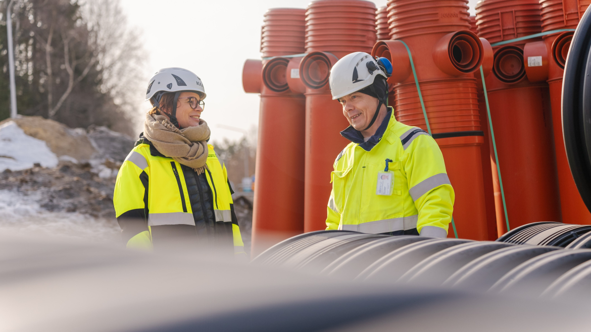 Väisänen ja Kallio vesiverkoston työmaalla Skinnarilassa.