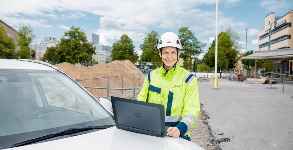 Kuvassa Energiaverkkojen verkostomestari työmaakäynnillä.
