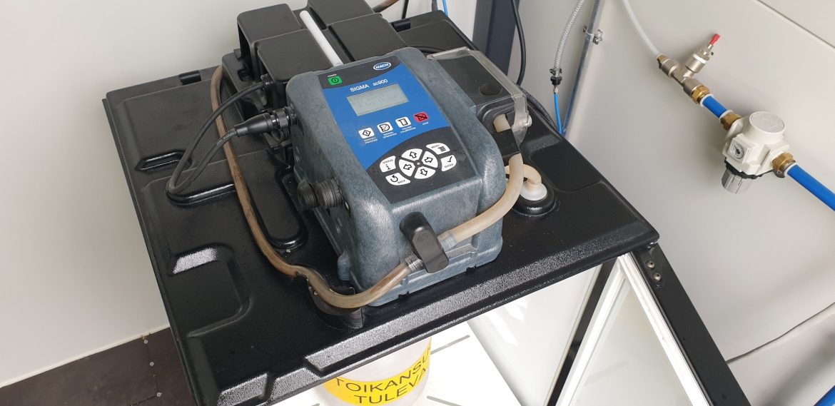 Kuvassa näytteenotin Toikansuon jätevedenpuhdistamolla.