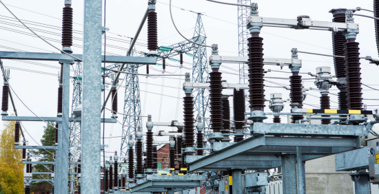 Liisa-myrskyn vakiokorvausten maksu viivästyy edelleen - kuvituskuvassa sähköverkkoa