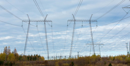 Kuvituskuvassa sähkön voimalinjoja