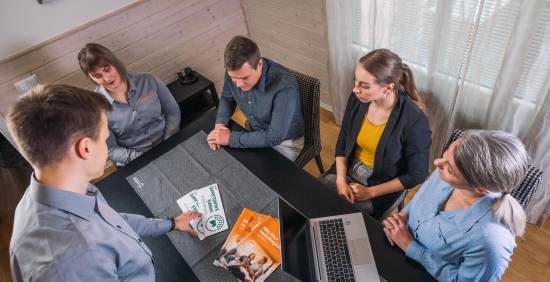 Sähköpulasta yrityksille - kuvituskuvassa työpaikan kokous.