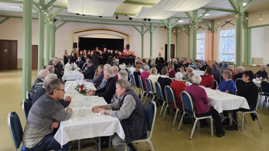 Eläkeläiset joululounaalla 2023