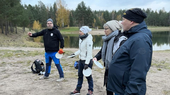 EnerTeamiläisiä tutustumassa frisbeegolfiin Sorkin radalla.