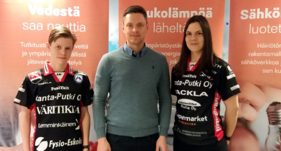 Lappeenrannan Energian asiakkuusjohtaja Jussi Selenius ja Pesä Ysien pelaajia yhteiskuvassa.