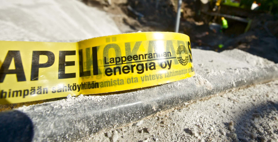 Lappeenrannan Energiaverkot neuvoo, miten toimia, jos osuu kaivaessa kaapeliin.