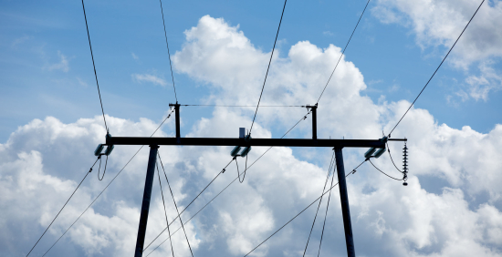 Sähköverkkotiedote - kuvituskuvassa voimalinjoja