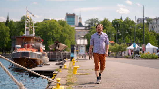 Sami Pesonen kävelee satamassa
