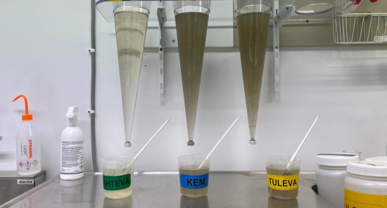 Kuvituskuva Toikansuon jätevedenpuhdistamon laboratoriosta jätevesinäytteistä.