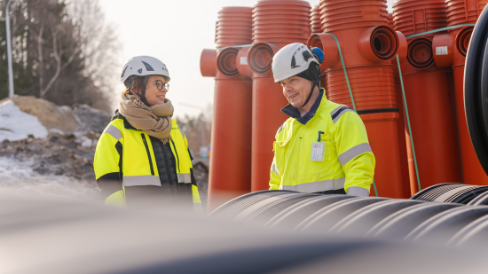 Väisänen ja Kallio vesiverkoston työmaalla Skinnarilassa.