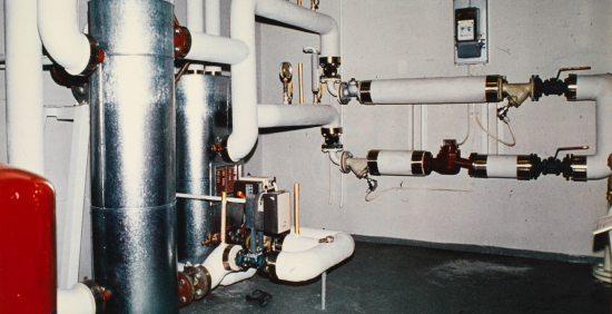 Kuvituskuvassa kaukolämpöputkistoa teknisessä tilassa